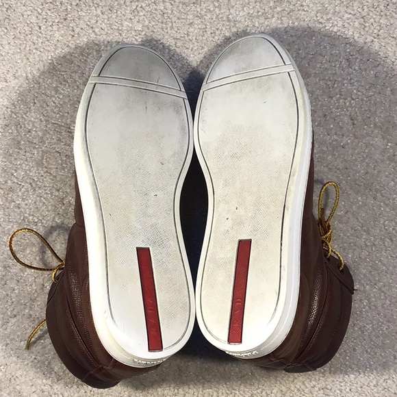 Prada in brown grained leather. - Picture 6 of 6